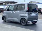 車線逸脱警報、車両が車線をはみ出す可能性がある場合に警報音と警告表示でドライバーに知らせてくれます。