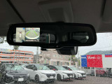 アラウンドビューモニターの映像は、バックミラーにも映せます。