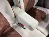 【アームレスト】運転中の身体の負担を軽減してくれるアームレストを装備♪