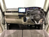 車内は光触媒抗菌消臭施工済です。スタイリッシュなデザインで暖かみのあるインパネ周りを演出します。グローブボックスやカップホルダーのほかにトレーなどたくさんの収納スペースが装備されています。