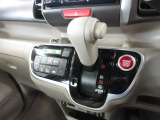 インパネシフトだから視線の移動も少なく足元もスッキリ。運転席もゆったりしているのでゆとりを持ってドライブできますね。