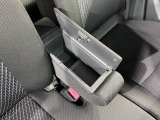 【アームレスト】運転中の身体の負担を軽減してくれるアームレストを装備♪