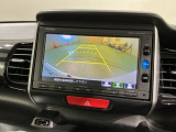 リバースギアに入れるだけで後方の表示へ切り替わります。夜間や雨の日の駐車も楽になりますよ。