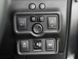 運転席右側にはエマージェンシーブレーキ、VDC、LDW(車線逸脱警報)等の操作スイッチが有ります。