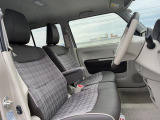 アームレスト付きの運転席は