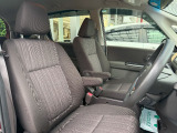 フロントシートのお写真です。 広い足元と、ゆったり座れるシートは長時間の運転でも疲れにくくなっております♪