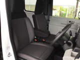 フィット感のあるシート。しっかりと支えてくれるので、長時間の運転を快適にサポートしてくれます。アームレスト付き。長距離ドライブも快適に過ごせます。