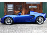 エクステリアを彩るのは、気品溢れるメタリックペイントの「ペルシアンブルー」です。