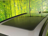 【パノラマルーフ】大型のガラスルーフ搭載で車内の解放感が一気にアップ!開放的なドライブをお楽しみいただけます。
