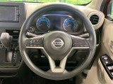 インテリアに合わせたデザインのステアリングは、運転される方のことも考え、運転しやすい形状、大きさです。是非一度、実際に触ってお確かめください。