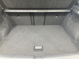 ●すっきりとした見た目のスクエア形状のラゲッジスペースです。また荷物が多い時、急なお買いものの際にもリヤシートを倒していただくことにより十分なスペースを確保できます。