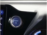 スマートキーを携帯していればキーを取り出さずにドアを施錠&解錠。クルマの始動も可能です。