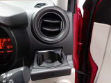 運転席のカップホルダーはエアコンの吹き出し口にありますので冷やしたり温めたりすることが出来ます☆
