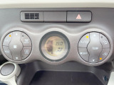 【オートエアコン】一度お好みの温度に設定すれば、車内の温度を検知し風量や温度を自動で調整。暑い&hellip;寒い&hellip;と何度もスイッチ操作をする必要はありません。快適な車内空間には必須の機能ですね♪