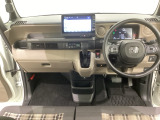 車内は光触媒抗菌消臭施工済です。スタイリッシュなデザインで暖かみのあるインパネ周りを演出します。グローブボックスやカップホルダーのほかにトレーなどたくさんの収納スペースが装備されています。