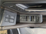 パワーウィンドウのスイッチですよ。 運転席に居ながら窓を開け閉めのコントロールできますよ。 ロック機能で、子供がイタズラして窓を開けるという事も無くなりますよ。