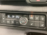 【オートエアコン】一度お好みの温度に設定すれば、車内の温度を検知し風量や温度を自動で調整。暑い&hellip;寒い&hellip;と何度もスイッチ操作をする必要はありません。快適な車内空間には必須の機能ですね♪