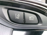 オートマチックハイビームとは、先行車や対向車のライトを認識し、ハイビームとロービームを自動で切り替える機能です。夜道の視界を確保します。詳細は販売店スタッフまでおたずねください。