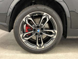 【BMWアロイホイル】軽量かつ強度に拘ったアロイホイル。走行性能ポテンシャルを引き出す設計。車の足元を引き締めてくれる大きなポイントはアロイホイルです。