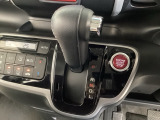 CVT車のセレクトレバーです。低速から高速まで、変速ショックのないスムーズな走りを実現するとともに、エンジン効率のよい領域を維持することで燃費にも貢献します。