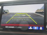 【リアカメラ】リバースに入れるだけで後方の映像が映ります。安全確認や、狭い駐車場での車庫入れ、雨の日や夜間など視界の悪い時に便利です。安全にバックする為には欠かせない装備です。