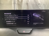 カメラが車線を認識してはみ出しそうになるとステアリングアシストが介入するレーン・キープ・アシストシステムを装備しております。お好みで作動・非作動の設定も可能です。