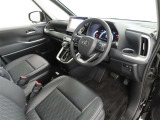 シンプルで使いやすいデザインの運転席です。