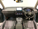 車内は光触媒抗菌消臭施工済です。インパネ周りはスタイリッシュなデザインで機能や装備も充実しています。グローブボックスやカップホルダーのほかにトレーなどたくさんの収納スペースが付いています。