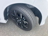 当社展示試乗車ですので、タイヤの溝もまだ残っています!!これから乗っていただく際も安心してお乗りいただくことができます。中古車を選ぶ際には重要なポイントですね!