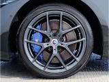 BMWの純正アロイホイールは軽量かつ強度にも優れているホイールで走行性能を引き上げる設計になっております。足元にもBMWは妥協がなくこだわっている個所になります。
