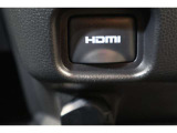 音声と映像が1本のケーブルで伝送できる便利なHDMIを装備しています。iPhoneやスマートフォンの画面と全く同じ画面がカーナビの画面に表示されるので、地図アプリや動画などのミラーリングが可能です。