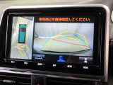 パノラミックビューモニター付きです。車両を上から見たような映像をナビゲーション画面に表示。運転席からの目視だけでは見にくい、車両周辺の状況をリアルタイムでしっかり確認できます。