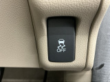 車がカーブの外側へ膨らんだり内側へ巻き込んだりする挙動を防止し安定した走行をサポートする横滑り防止装置付きです!