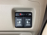 リアドアは乗り降りに便利な両側電動スライドドアです。また運転席に座っていながらスイッチ操作で自在にスライドドアを開け閉めできます。