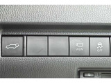 スマートキーや運転席のボタンを押すだけでリアゲートが自動で開閉します!荷物を持っている時や、高い位置にあるバックドアを閉める際に便利な機能です