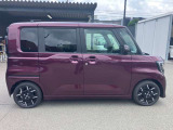 サイドから見ても素敵なデザインの軽自動車です!天井も高く室内空間も広く快適です☆