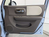 運転席ドア内張はご覧の通り。ドアポケットの収納もバッチリです