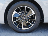 標準装備の純正16インチアルミホイール。タイヤサイズは185/60R16です。