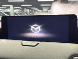 【10.25インチマツダコネクト】車内の雰囲気にマッチした大型ディスプレイ。スマホ接続でのナビ使用やBluetooth再生等、様々な機能が楽しめます。直感的なダイヤル操作が可能で、使い勝手も良好です。