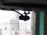◆リアドライブレコーダー◆後方にも記録の範囲を拡大。追突事故発生時の瞬間をしっかりと記録します。装備があるだけであおり運転などの抑止力としても効果を発揮!