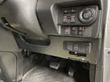 運転席周辺にある各種スイッチ画像です。電動スライドドアの開閉操作やエンジンスタートボタン、駐車支援システム関連のスイッチが装備されています(^^)今では必須アイテムのETCも装備!!
