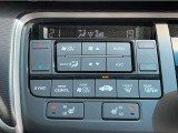 オートエアコンは左右席で独立温度コントロールが可能です。シートヒーター付きで、冷えた車内でもスイッチを押せば数秒で座面と背もたれがあたたかくなります。
