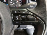 ステアリングには運転中でも簡単に操作できる各種スイッチついてます