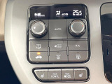 【オートエアコン】一度お好みの温度に設定すれば、車内の温度を検知し風量や温度を自動で調整。暑い&hellip;寒い&hellip;と何度もスイッチ操作をする必要はありません。快適な車内空間には必須の機能ですね♪