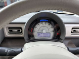 スピードメーターです。シンプルで運転中でも見やすいデザインですよ。