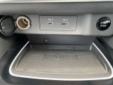 各種給電、置くだけ充電付いてます。