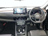 運転席周りのレイアウトをご覧ください。ナビゲーションが綺麗に装着されすっきり収まってますね!