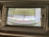 ギアをリバースに入れると車両後方の映像を映し出します。画面にはガイドラインが表示され、車庫入れや縦列駐車などの際に安全確認をサポートします。