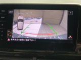 ギアをリバースに入れると車両後方の映像を映し出します。画面にはガイドラインが表示され、車庫入れや縦列駐車などの際に安全確認をサポートします。