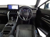 革巻きステアリングで快適な操作性の運転席です。